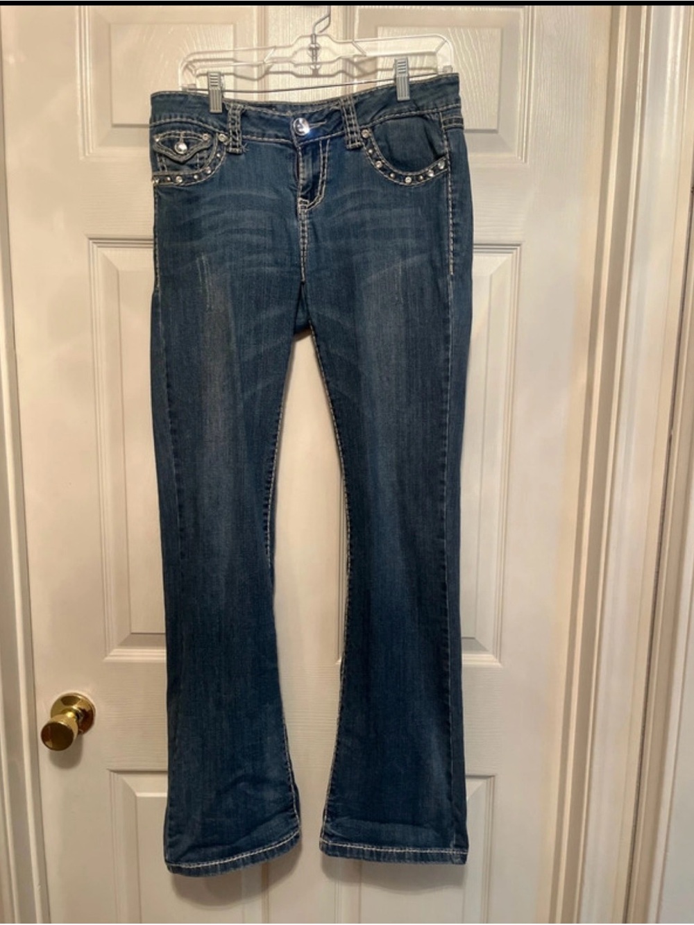 Nice La Idol blinging women's jeans with decorative studded pockets! Size 9